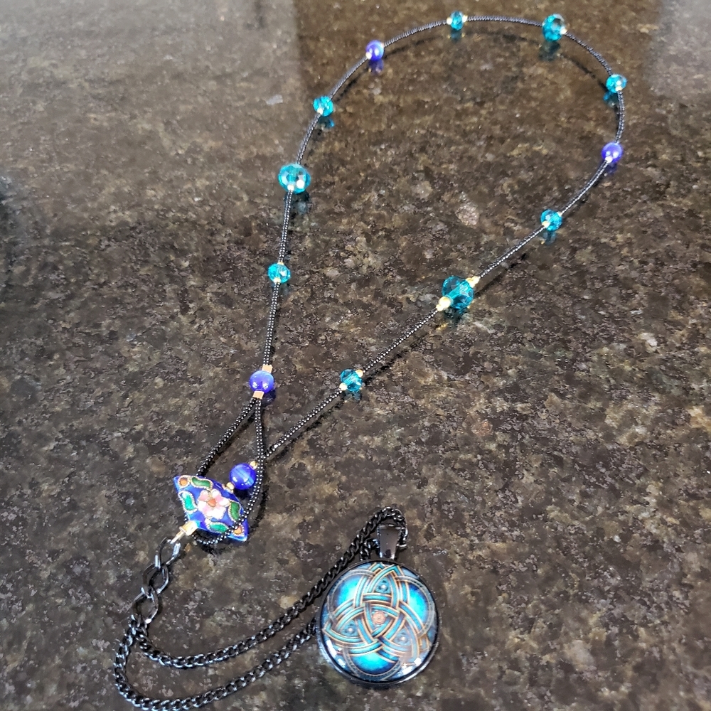 Irish Celtic Trinity Lariat. - Picture 4 of 8